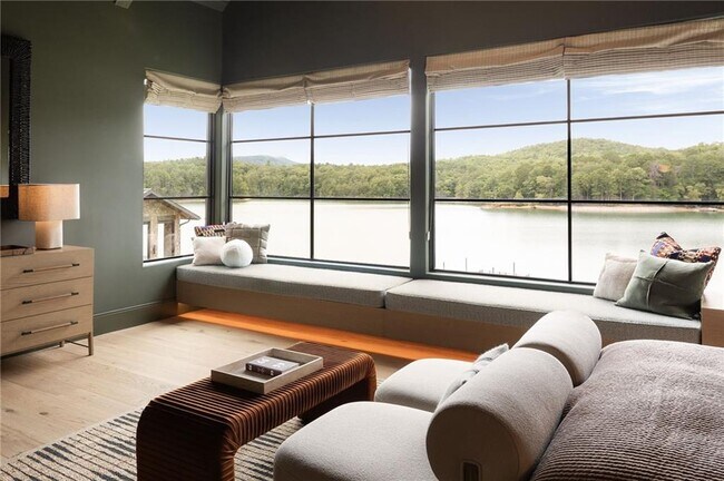 Building Photo - 725 Rocky Point Dr