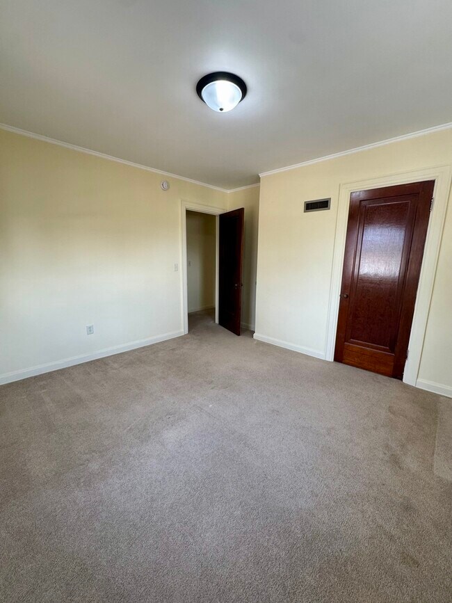 Building Photo - 234 E Pleasant St