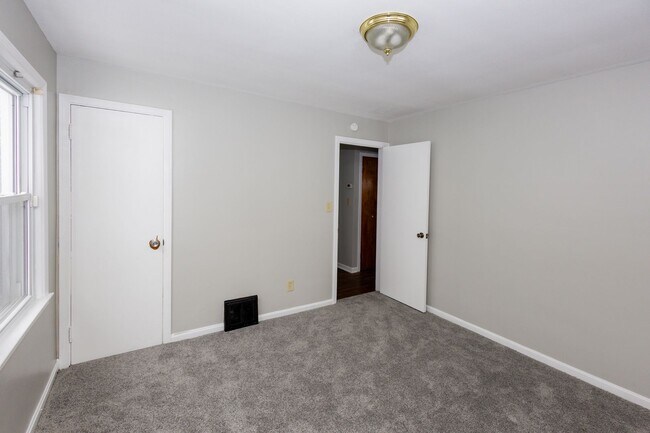 Building Photo - 5048 Claremont Blvd