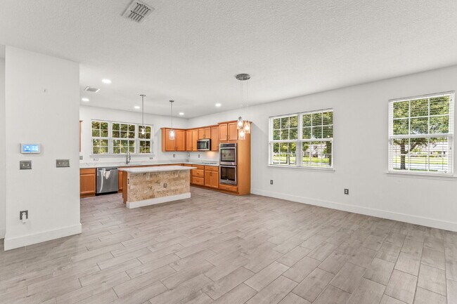 Building Photo - Spacious 3-Bed, 2.5 Bath End Unit Townhome in Windermere with 2 Car Garage!