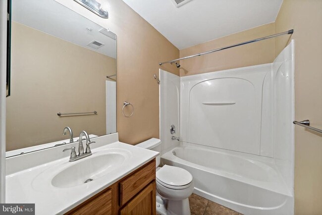 Building Photo - 12 Highbridge Ln