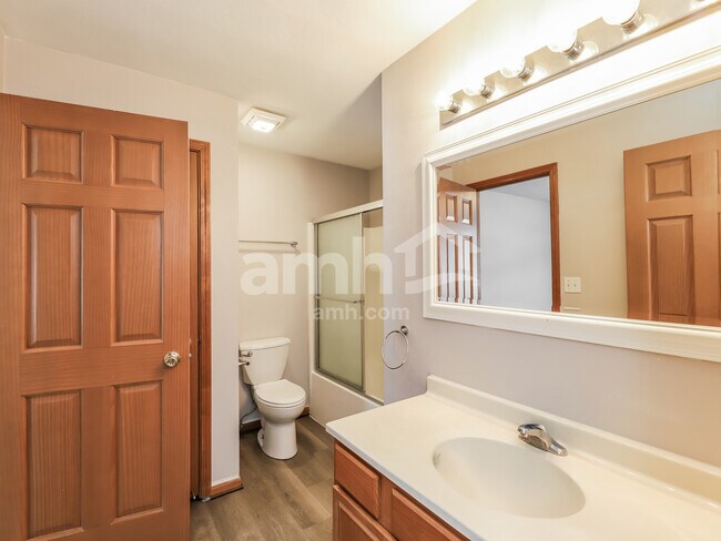 Building Photo - 3042 Bauer Dr