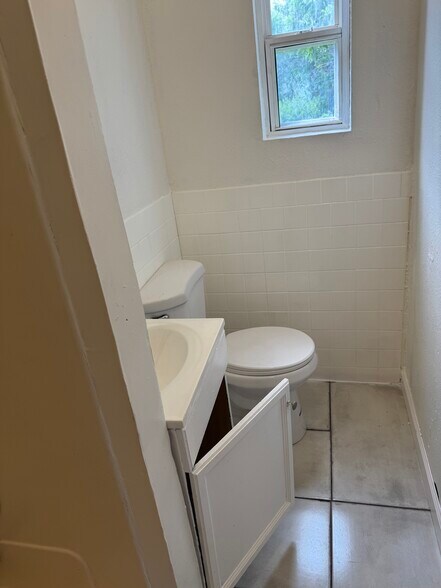 Building Photo - 844 Canaan Ave