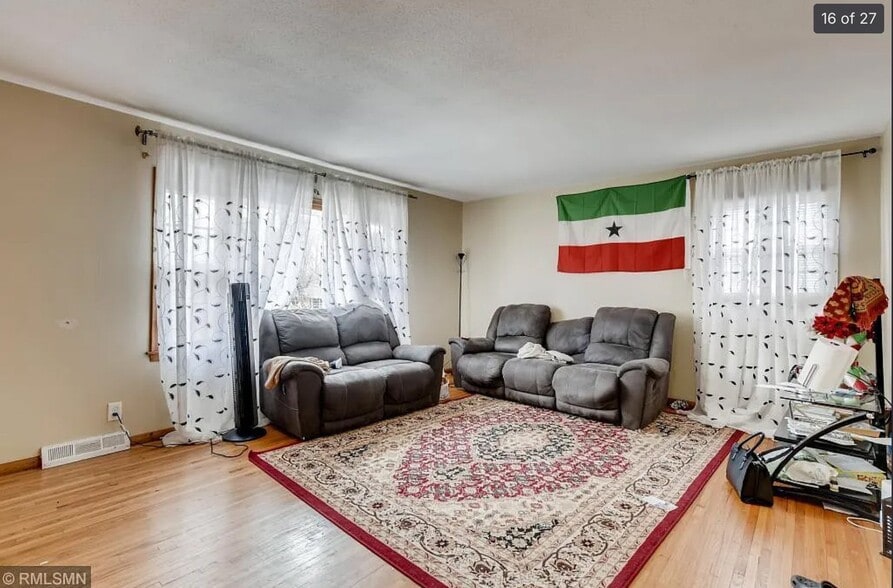 Building Photo - 403 W 74th St