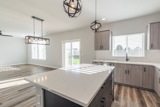 Building Photo - BRAND NEW 4 Bed 2.5 Bath Home