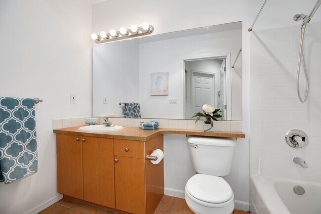Building Photo - Charming 1-Bedroom in North Queen Anne clo...