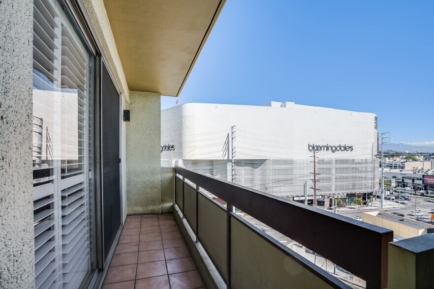 Building Photo - 321 S San Vicente Blvd