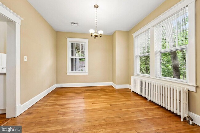 Building Photo - 526 N Ivy St