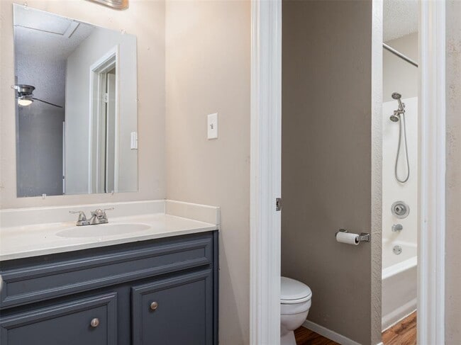 Building Photo - 706 Rollingway Dr