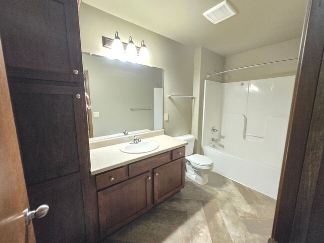 Building Photo - East Sioux Falls 4 Bed, 3 Bath Walkout Twi...