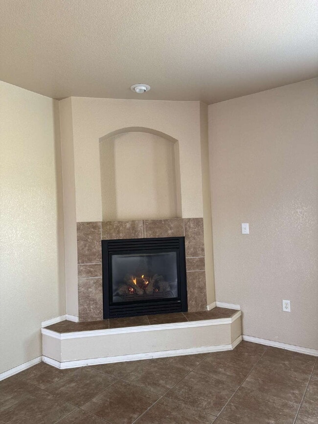 Building Photo - Cozy three-bedroom two bath at a great location! 10429 Silvercloud Drive, El Paso, Texas 79924