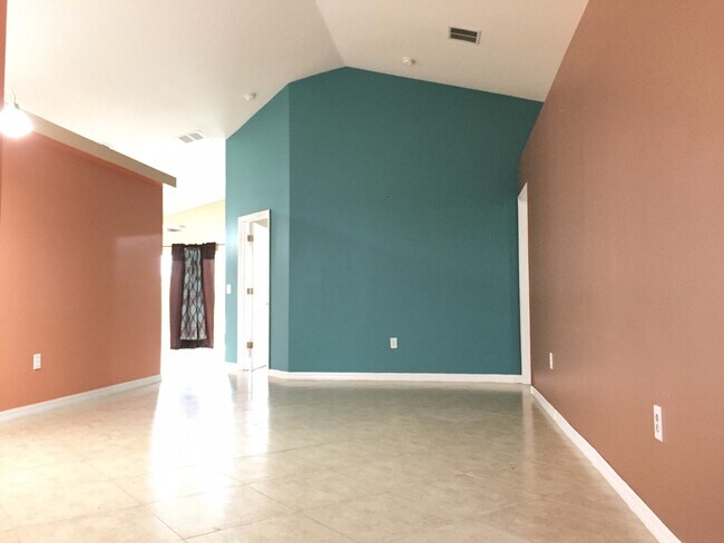 Building Photo - Beautiful Home with Lakefront View!