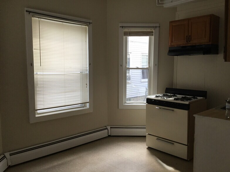 Building Photo - 863 Plymouth Ave