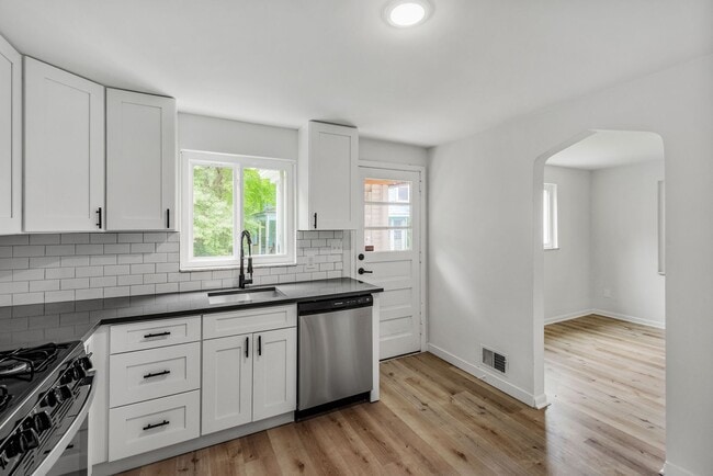 Building Photo - AVAILABLE AUGUST 1ST!! DON'T MISS THIS 3 B...