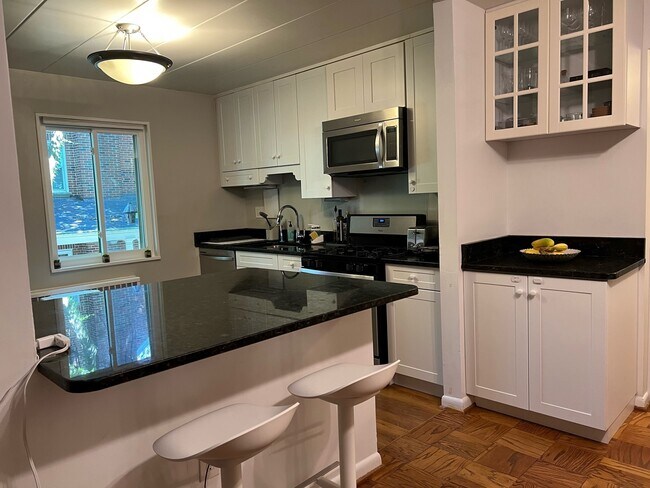 Building Photo - 4800 Chevy Chase Dr