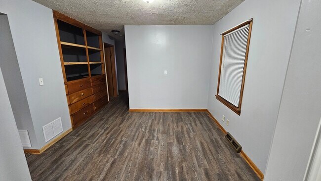 Building Photo - 315 N Pecan St