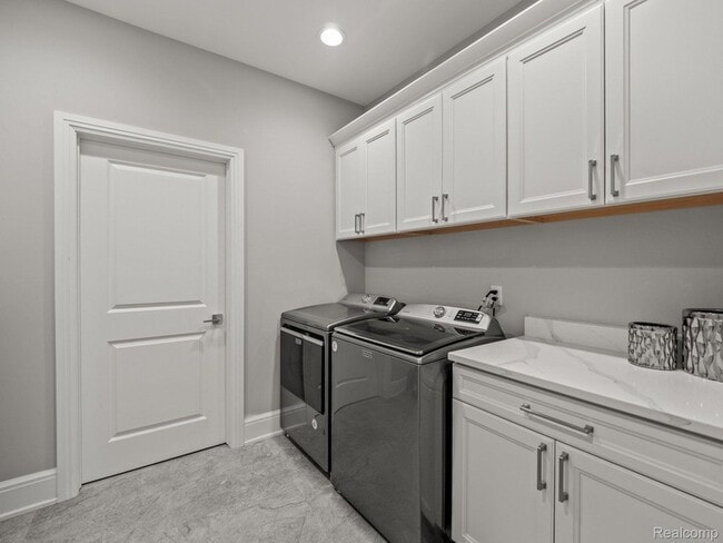 Building Photo - 3511 Lakecrest Dr