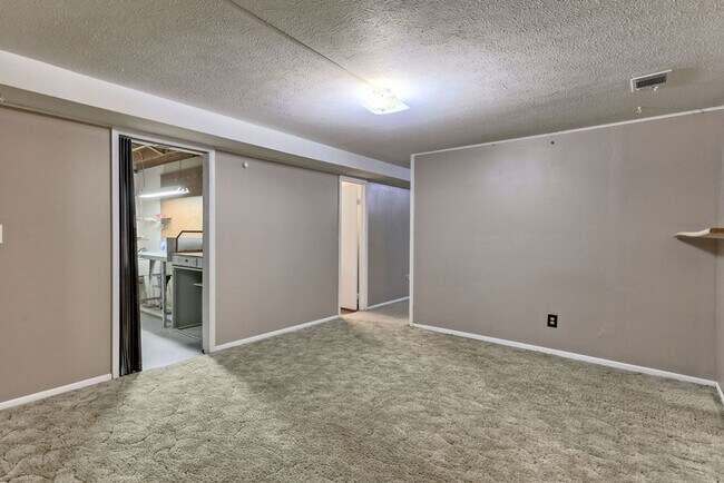 Building Photo - 2 Bedroom Ranch in Loveland with finished ...