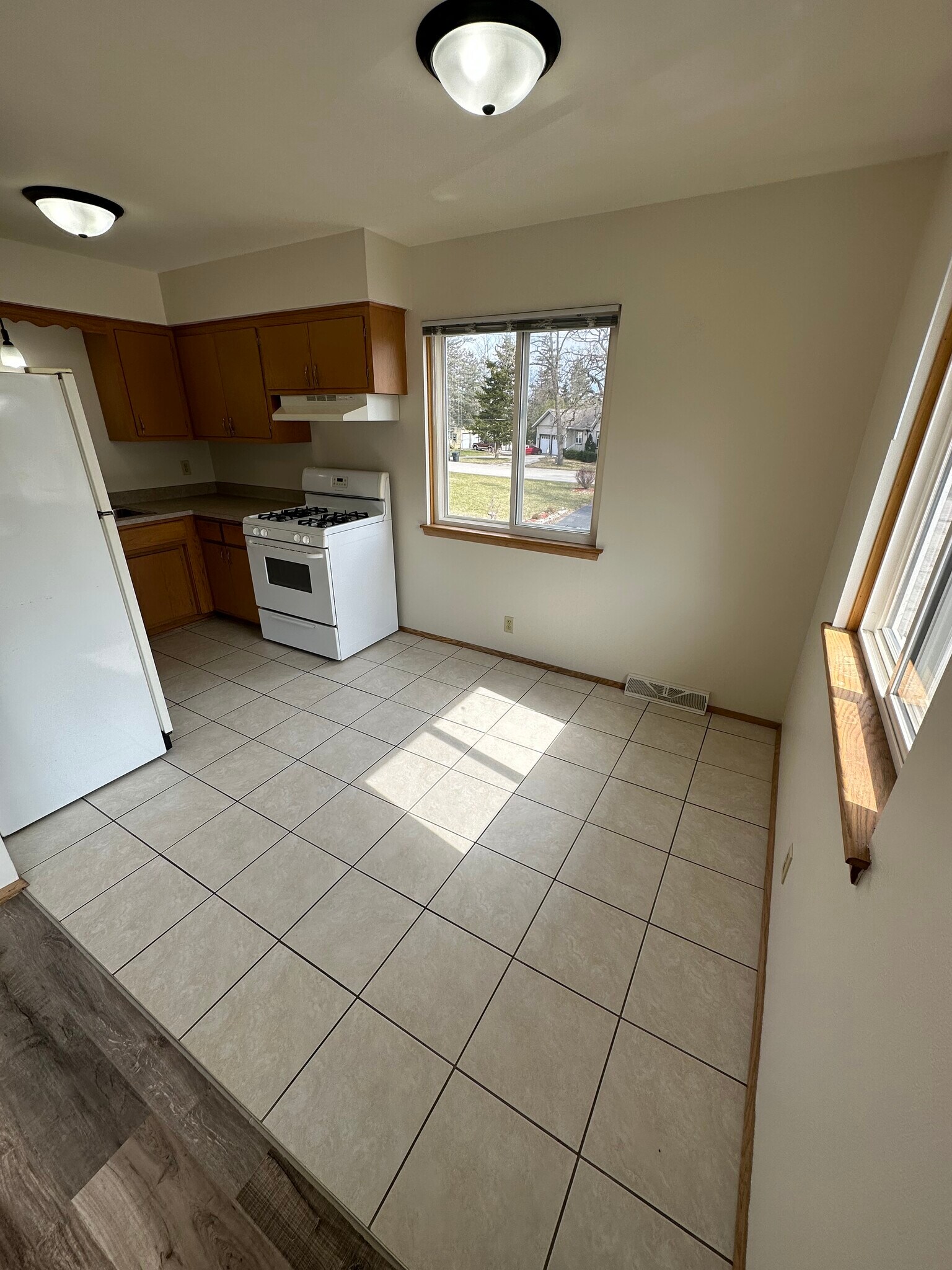 Building Photo - 214 S River St