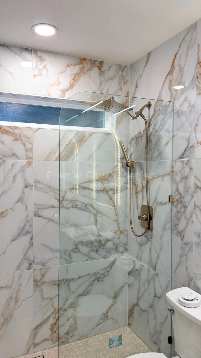 Building Photo - 240 Mcgregor Ave