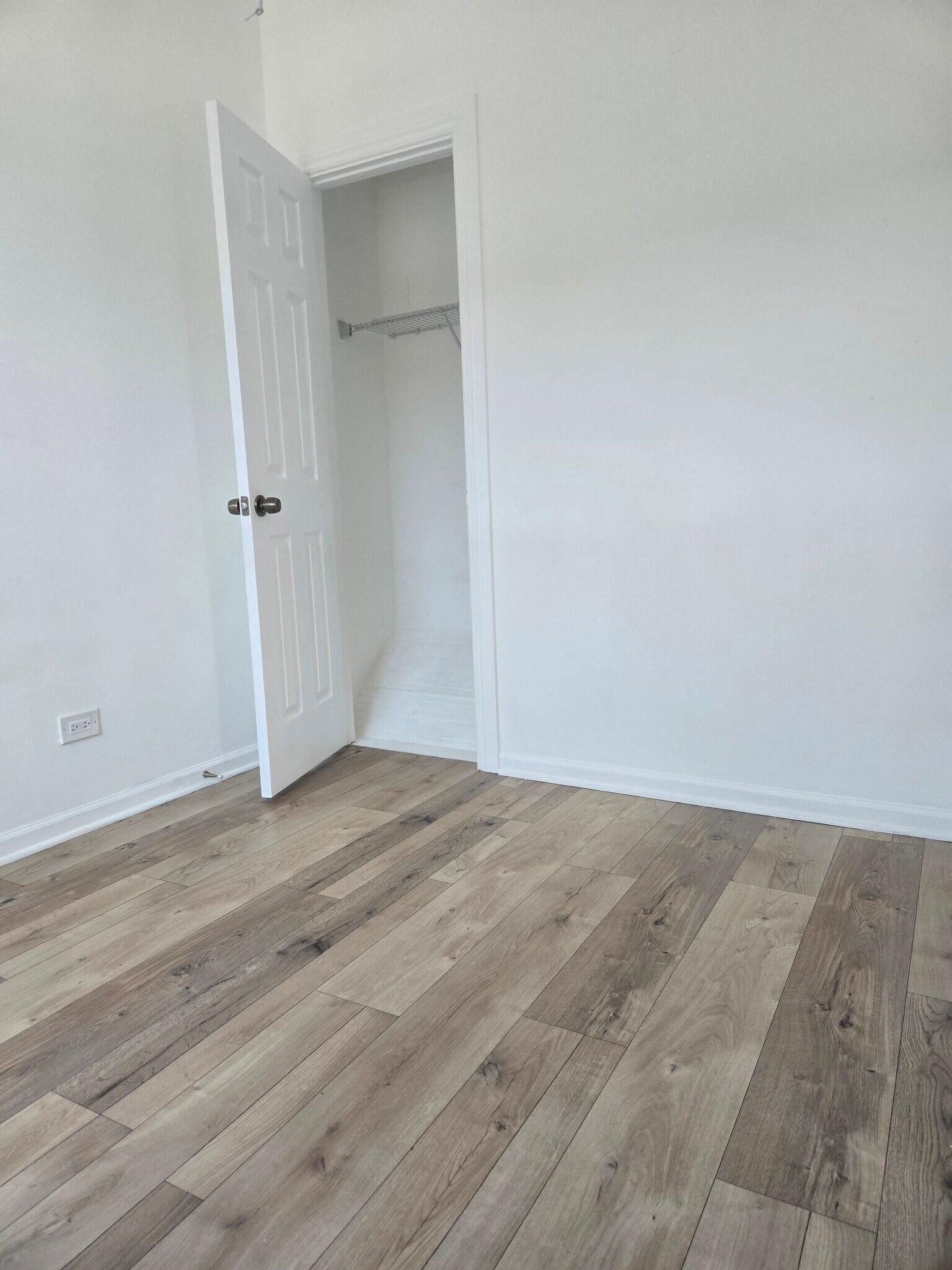 Building Photo - 7055 N Clark St