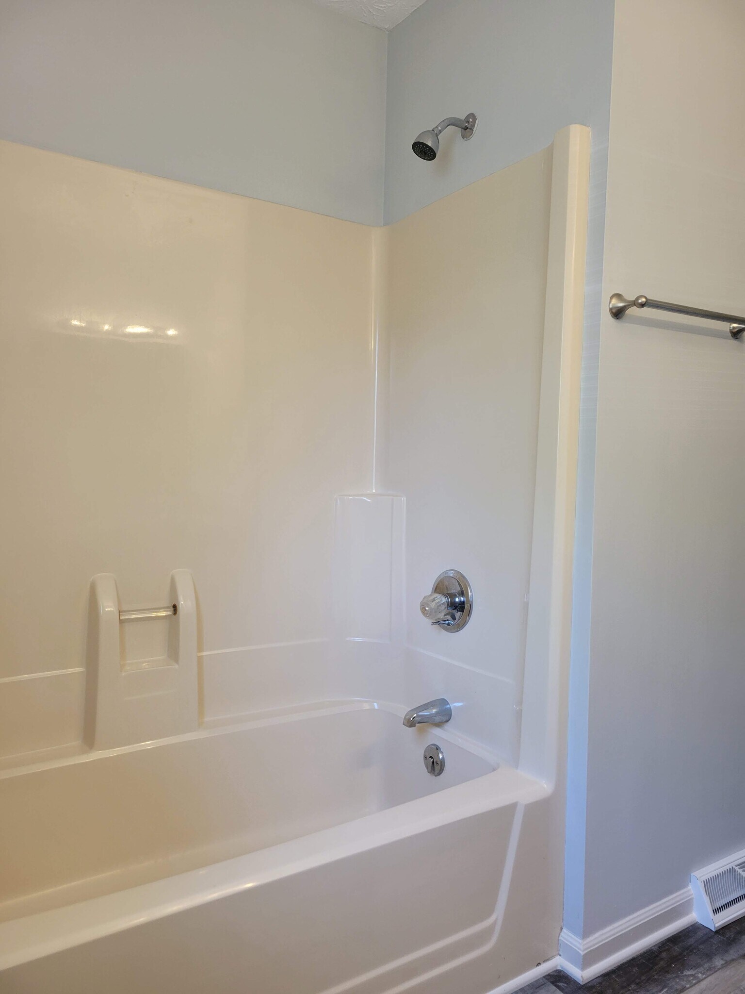 Bath 3 Tub/Shower - 18 Brown Dr SW