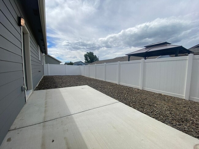 Building Photo - BONUS RENT SPECIAL! Exceptional 3 Bed, 2 B...