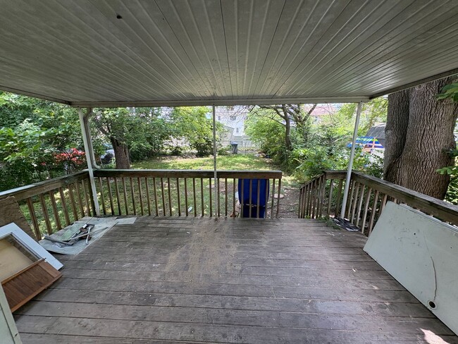 Building Photo - 556 Wrexham Ave
