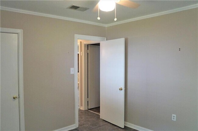 Building Photo - 212 W 20th Ave