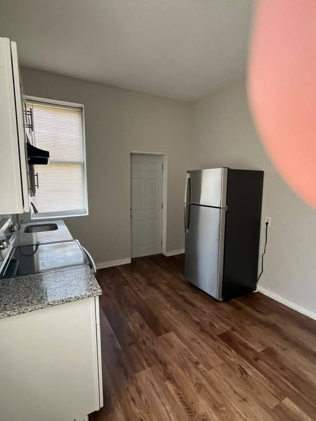 Building Photo - "Charming 4-Bed Duplex in St. Louis City 2nd Floor with Granite Countertops & Gleaming Hardwood F...