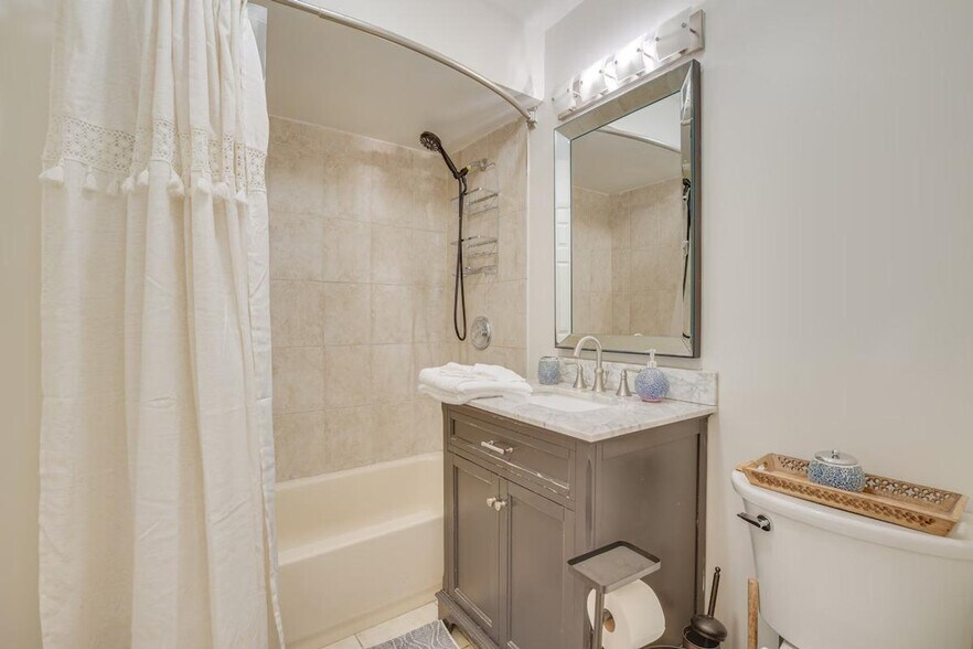 Building Photo - 8845 Lamon Ave