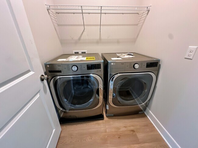 Building Photo - 314 E Lake St