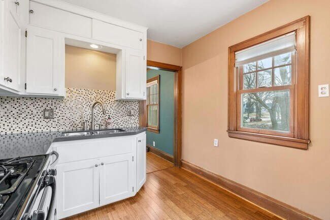 Building Photo - 2300 NE McKinley St