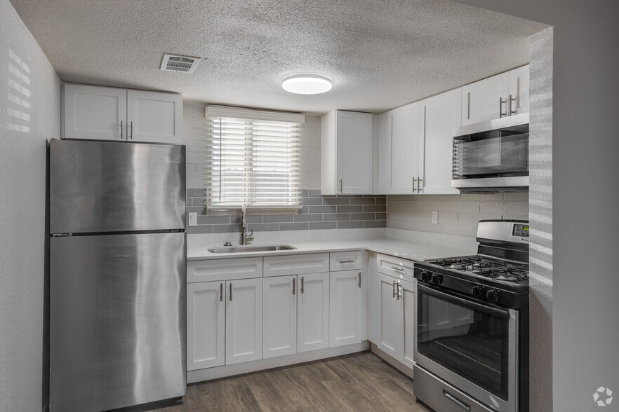 Studio, 1BA - 450SF - Kitchen - Mark at 87 Apartments
