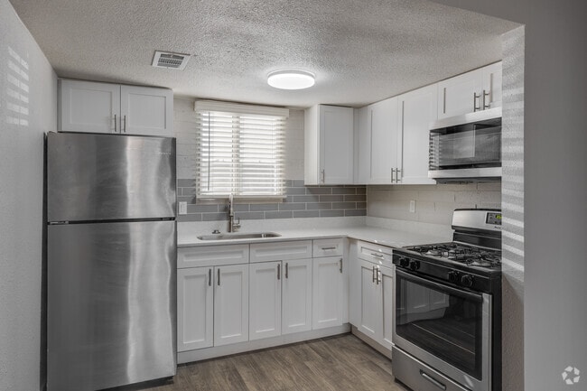 Studio, 1BA - 450SF - Kitchen - Mark at 87 Apartments
