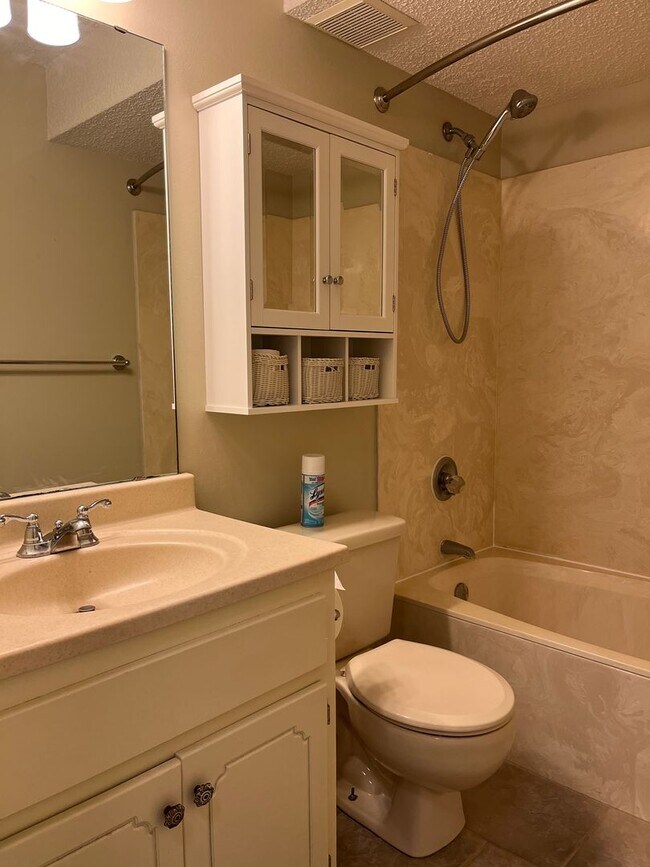 Building Photo - Beach Access 5BR 3Bath Home in Mary Esther