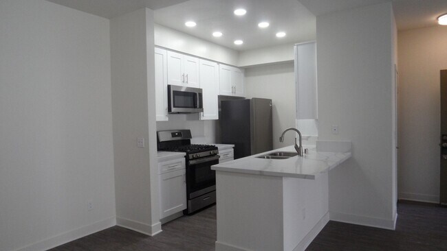 Building Photo - Remodeled, ground level, 1 bedroom, 1 bath condo in Lakeside Garden Grove Community