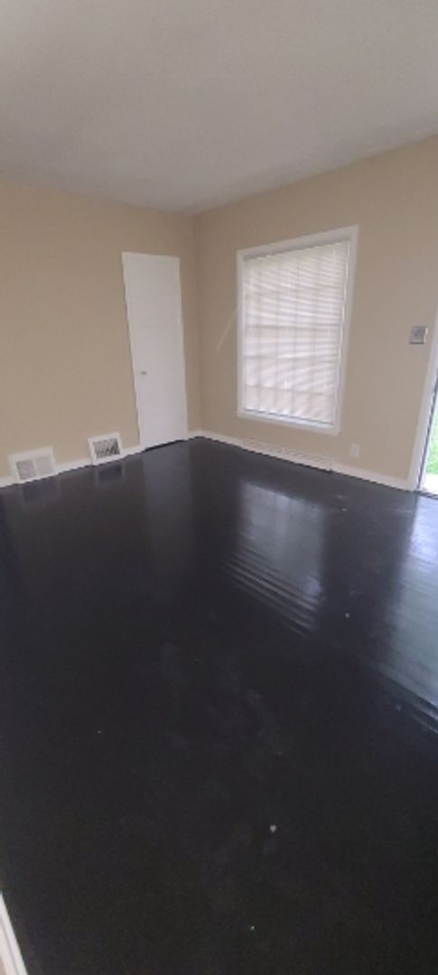 Building Photo - Charming 2 bedroom single family home near Lincoln Park