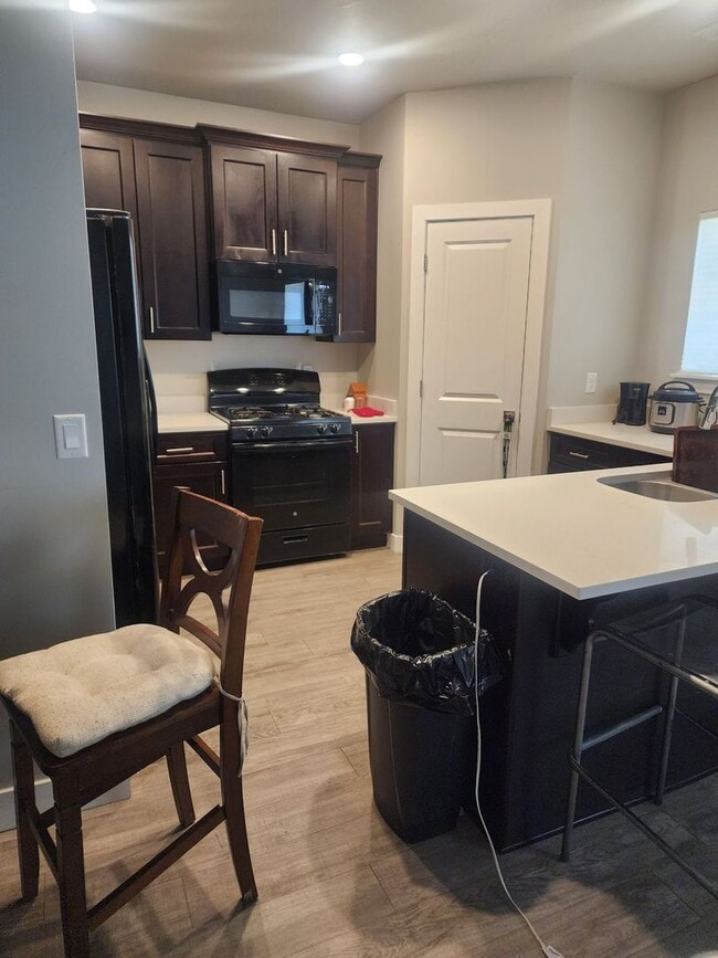 Building Photo - Three bedroom, 2.5 bath townhome in Cedar City