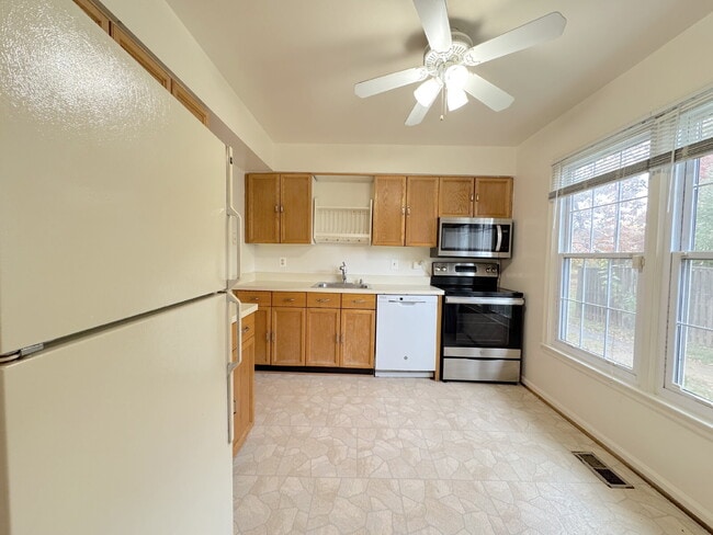 Building Photo - Inviting Townhome with Abundant Space & Co...