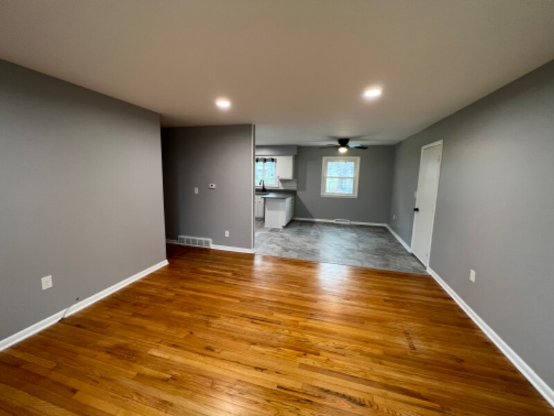 Building Photo - 615 Sunny Ln