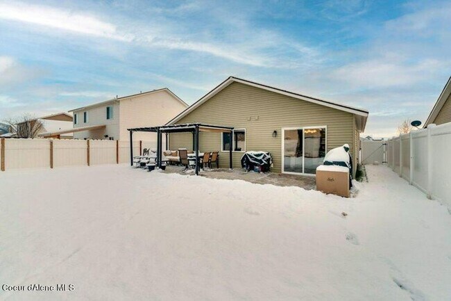 Building Photo - 3-Bedroom Home in The Landings – Fully Fenced Yard & 2-Car Garage