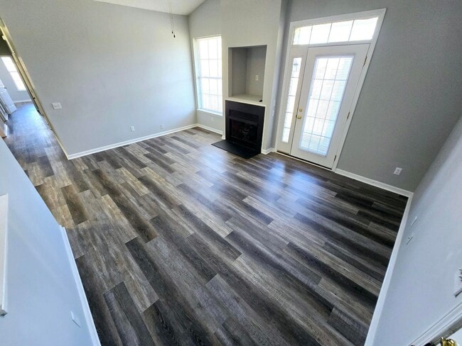 Building Photo - NEW LISTING: Stunning 3 Bed, 2 Bath Condo ...