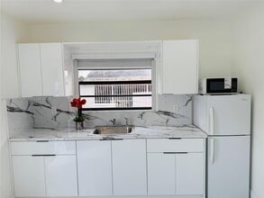 Building Photo - 706 W 40th Pl