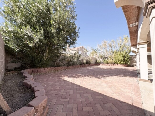 Building Photo - Step into this charming 3-bedroom, 2-bathroom residence in Henderson