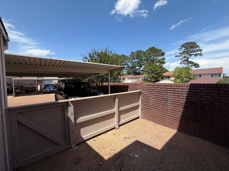 Building Photo - 211 Lakebend Cir