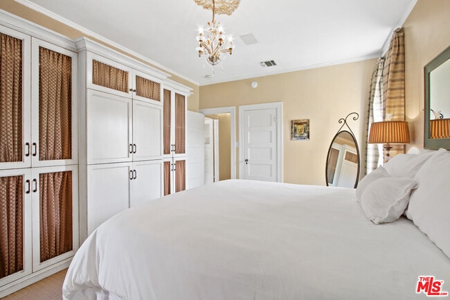 Building Photo - 617 N Plymouth Blvd