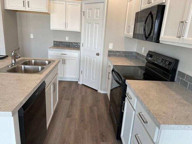 Building Photo - 3 bedroom, 2 bath home on a cul-de-sac
