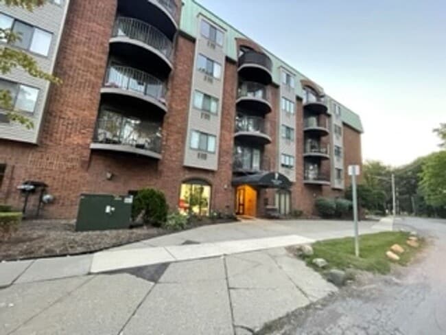 Primary Photo - 35300 Woodward Ave