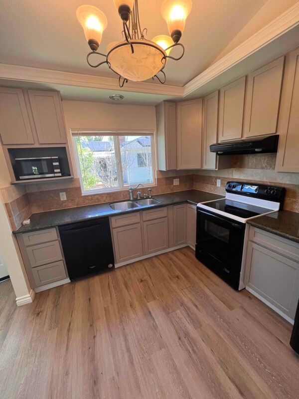 Building Photo - 139 Roslyn Dr